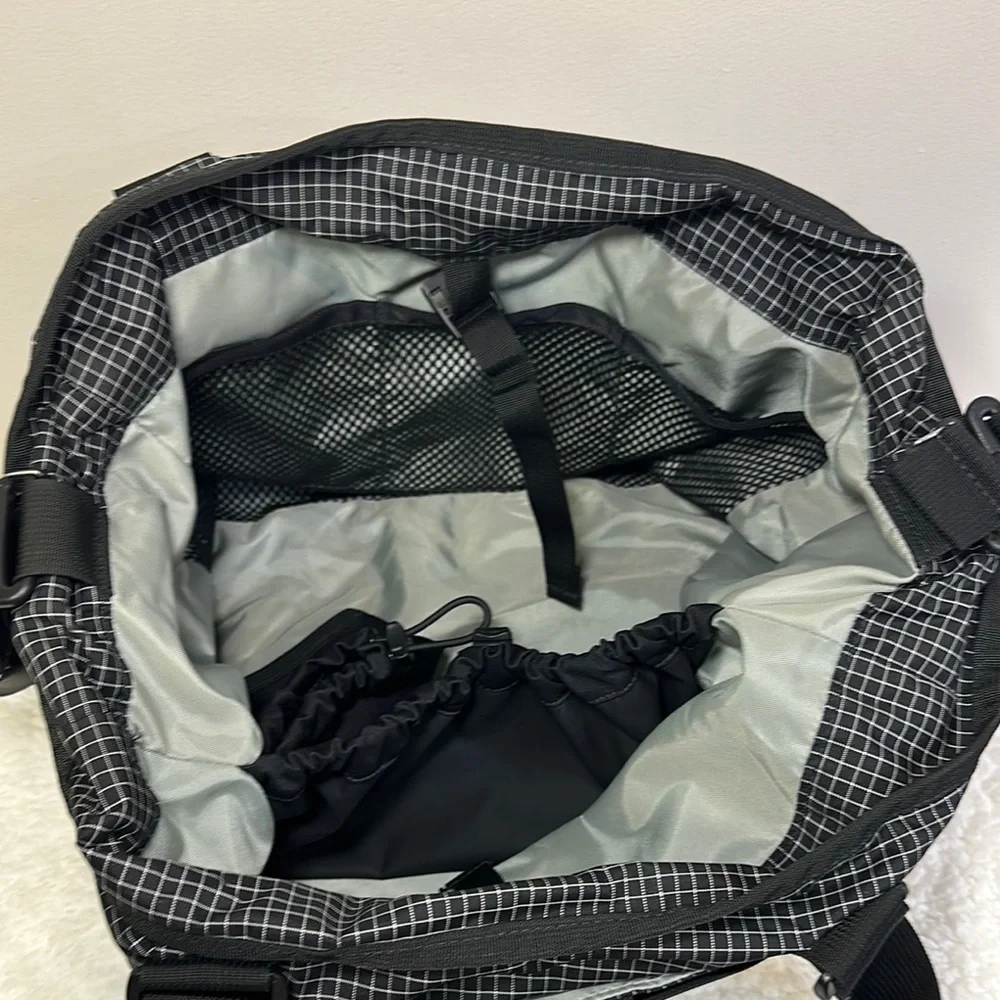 Reebok Black Grid Pattern Gym Duffel Bag Yoga Travel Tote 16x12‎